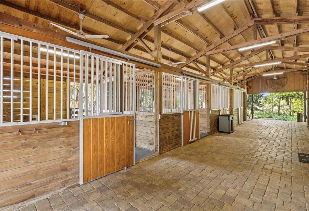 Gorgeous Island lot Estate - 5 stalls, 5 garages - photo 8