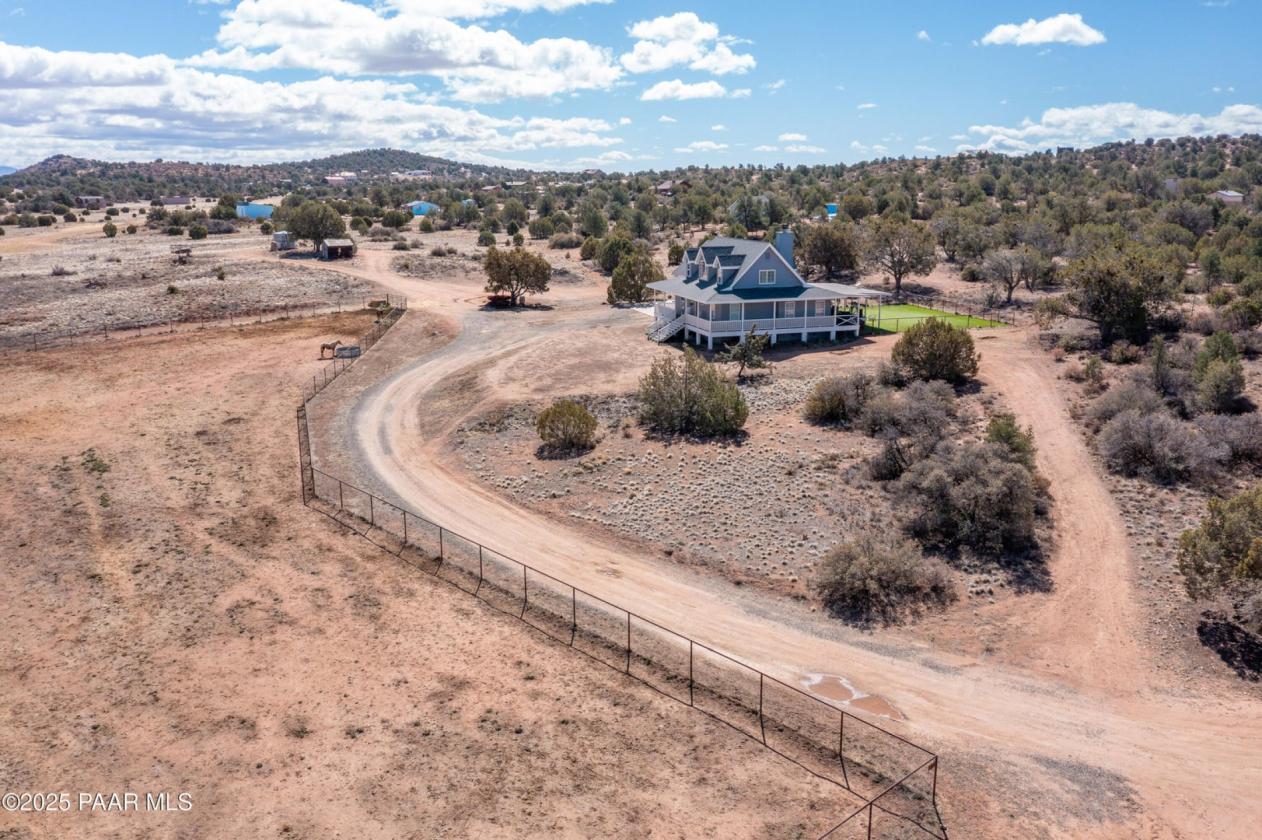 5 Acre Farmhouse in Beautiful Williamson Valley - photo 4