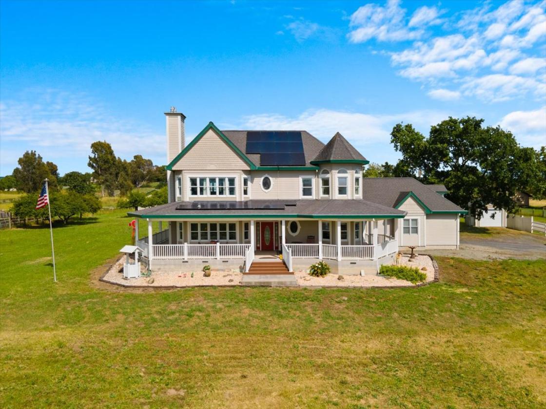 Modern Victorian Inspired Farmhouse on 2.74 acres! - photo 21