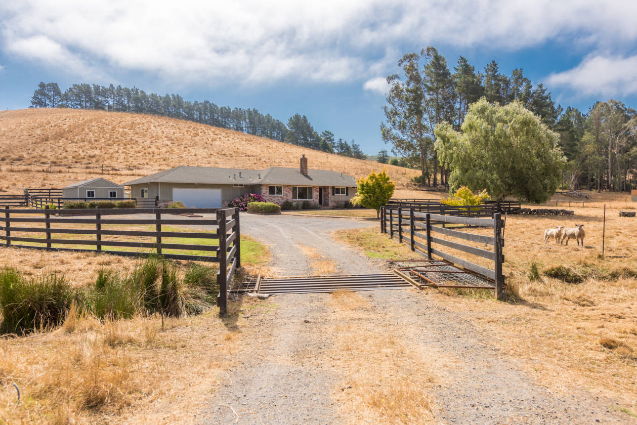 Beautiful Valley Ford Ranch on 12 Acres just minutes from... Valley