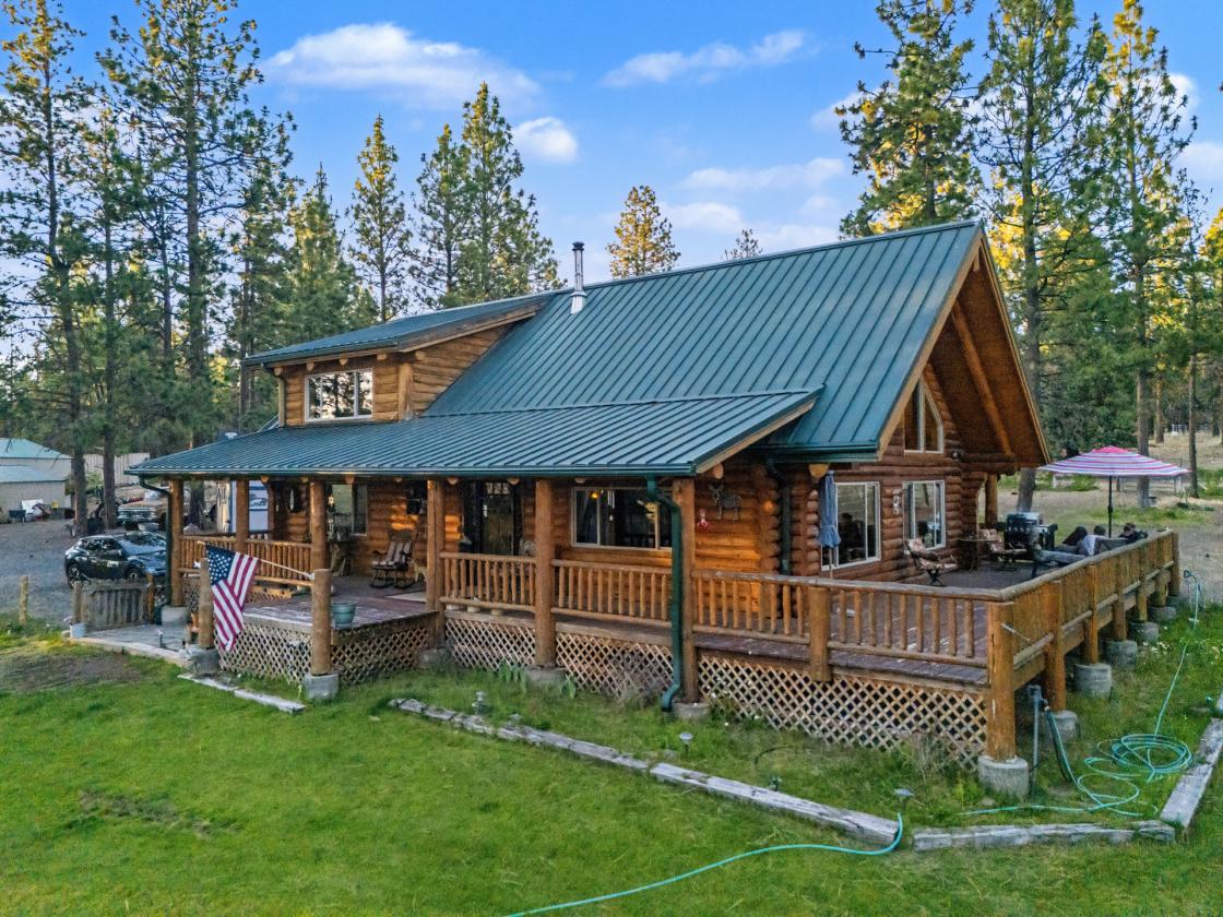 Stunning Log Home on 38.7 ac w/ barn & round pen - photo 28