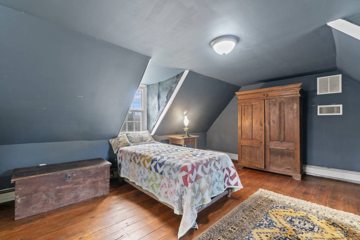 Pre-revoutionary home on a 10-acre horse farm! - photo 15