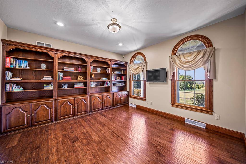 EQUESTRIAN COUNTRY ESTATE WITH CUSTOM HOME & BARN ON BEAUTIFUL PARK-LIKE SETTING - photo 19