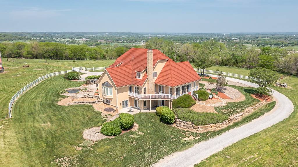 Exquisite Custom Ranch on 81.7 Acres - photo 3