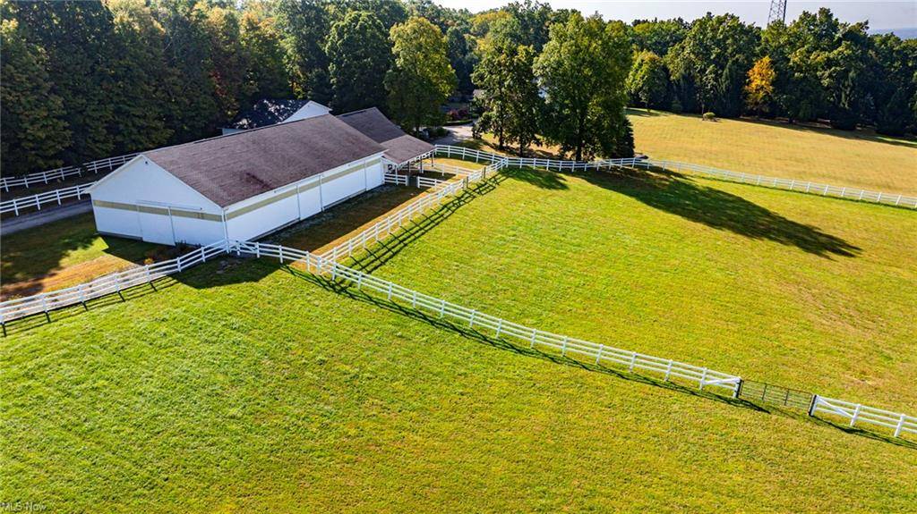 EQUESTRIAN COUNTRY ESTATE WITH CUSTOM HOME & BARN ON BEAUTIFUL PARK-LIKE SETTING - photo 8
