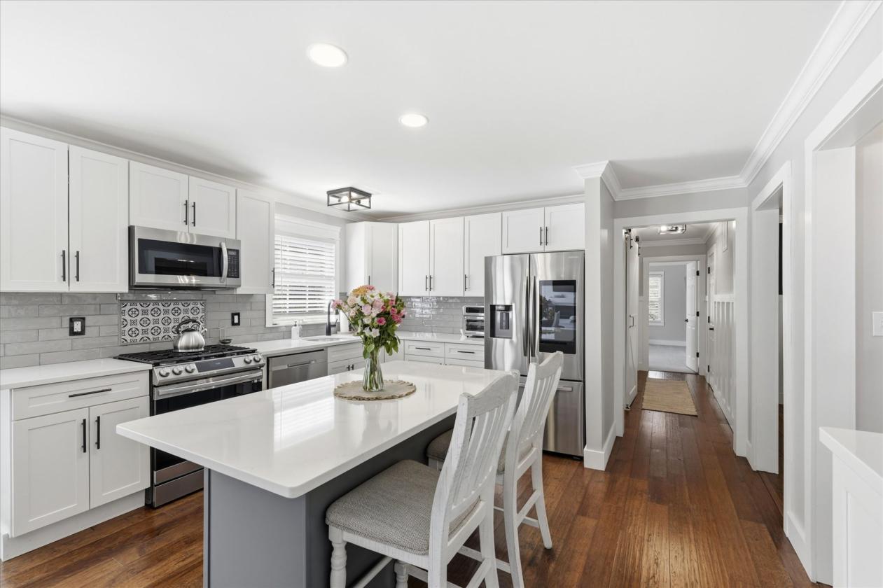Luxury Farmhouse Residence Equestrian Suitable! - photo 16