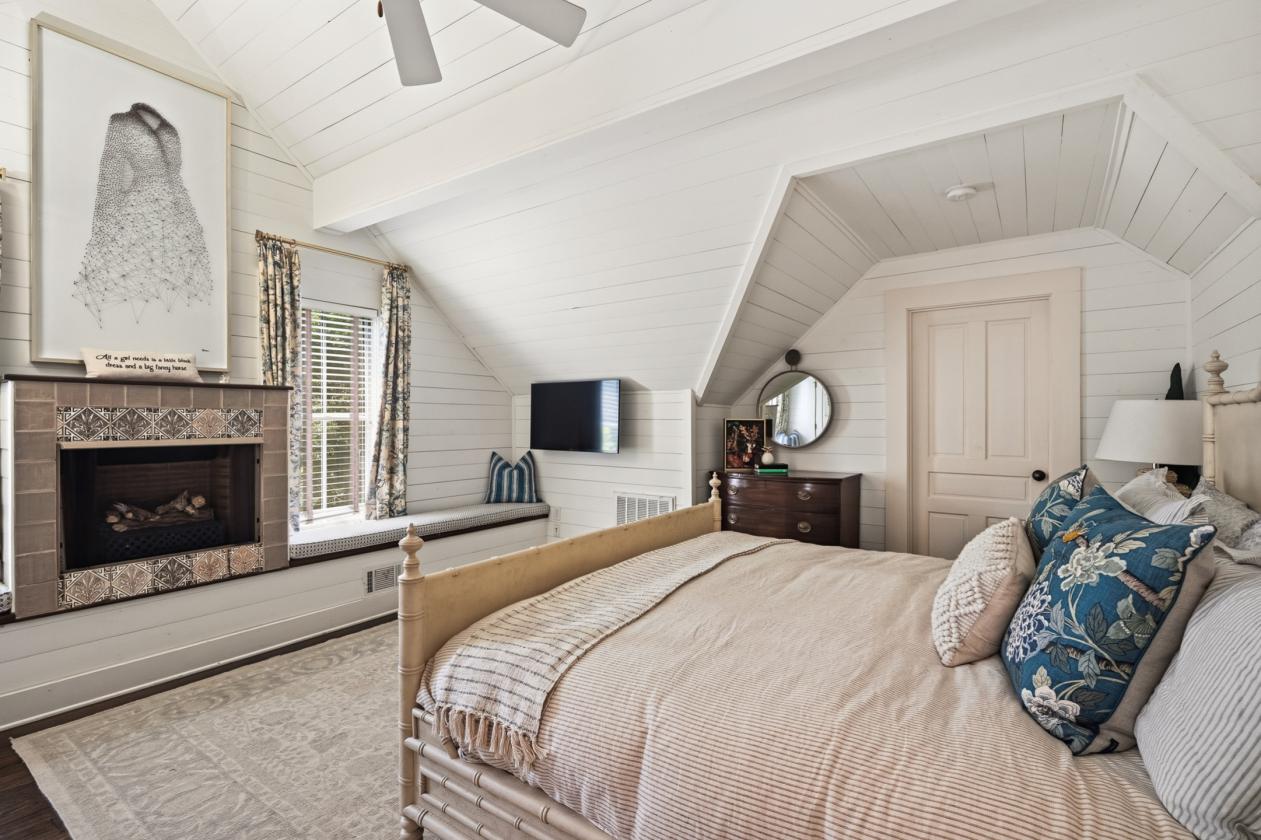 Luxury Equestrian Estate bordered by Bruce's Field - photo 18