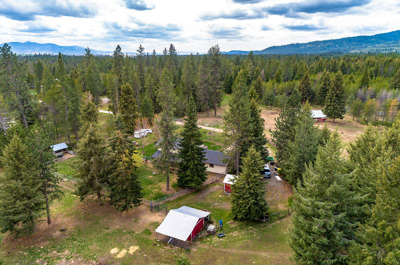 !0 Acre Horse Property with Country Home in Rathdrum N... Rathdrum