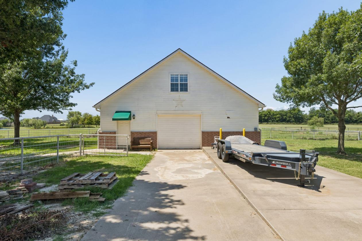 LUXURY MEETS COUNTRY LIFE ON 7.5 PICTURESQUE ACRES - photo 28