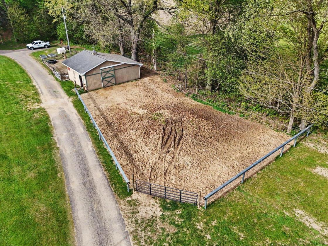 10 acre turn-key horse farm - photo 8