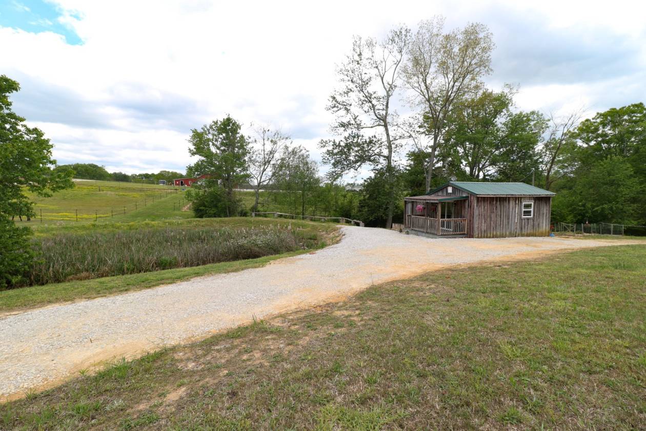 KENTUCKY HORSE FARM FOR SALE, WITH COUNTRY HOME & BARN in NANCY KY