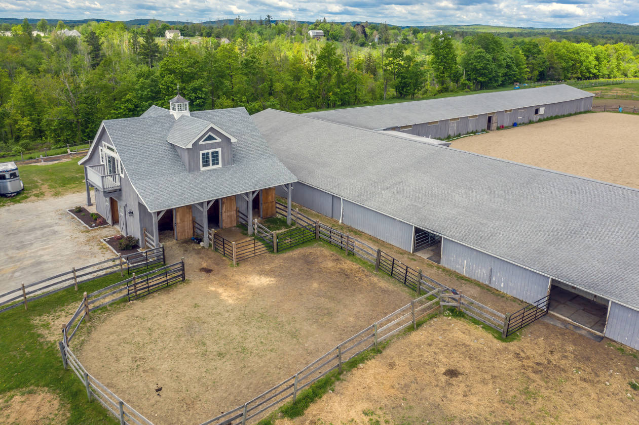 Pie Hill Farm with 6 paddocks, 21 stall barn, 2... Goshen, Litchfield