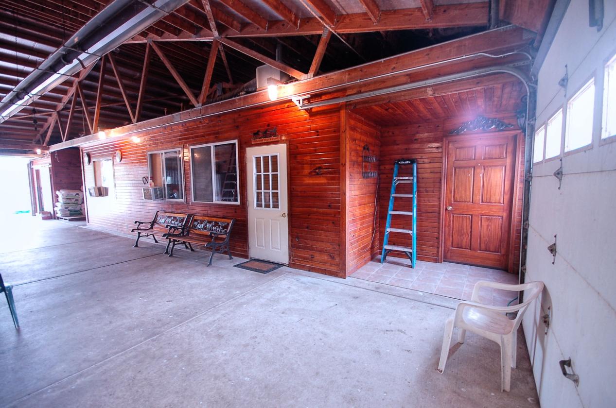 Morris horse farm with heated stable & Indoor - photo 5