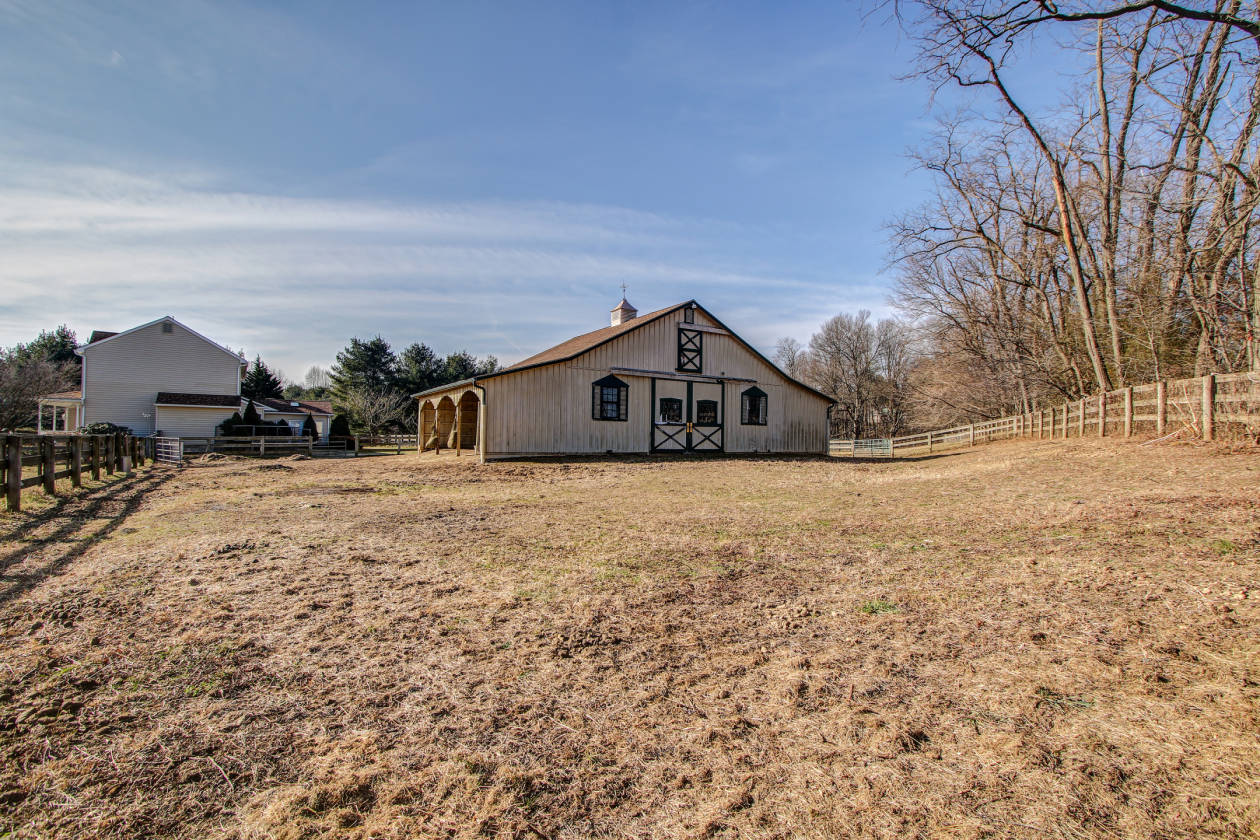 Horse ranch for sale, center aisle barn on 4.3 acre farmette, with 4BR