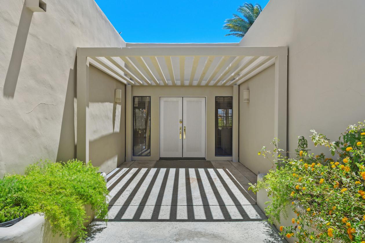 Gated Equestrian Estate with Arena & 4-Stalls - photo 4