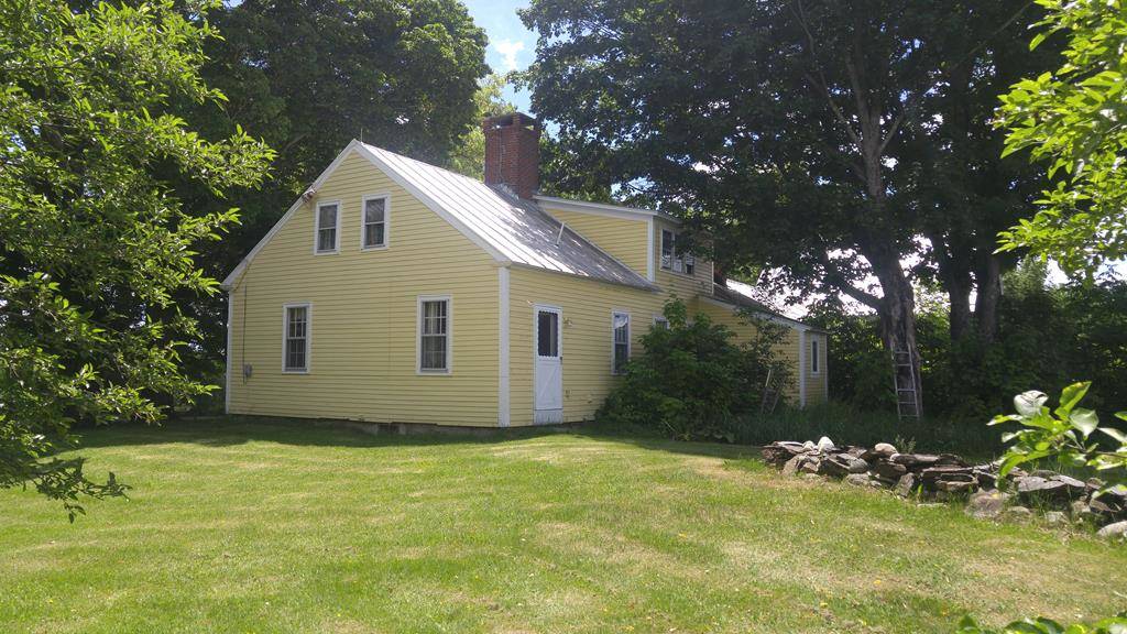 Classic antique centerchimney cape with large 2story, 3 stall barn