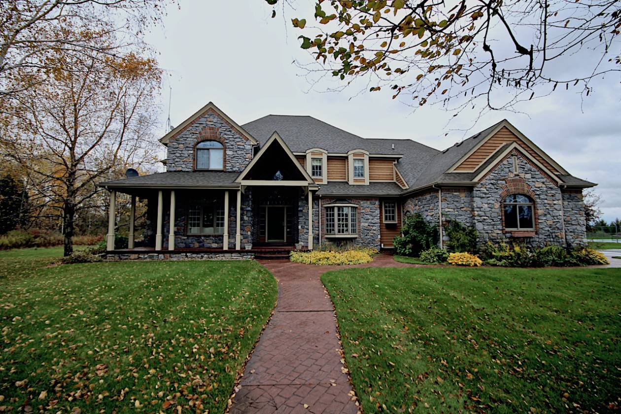 Stunning Home on 10 acres with Paddock & Fencing for... Mount