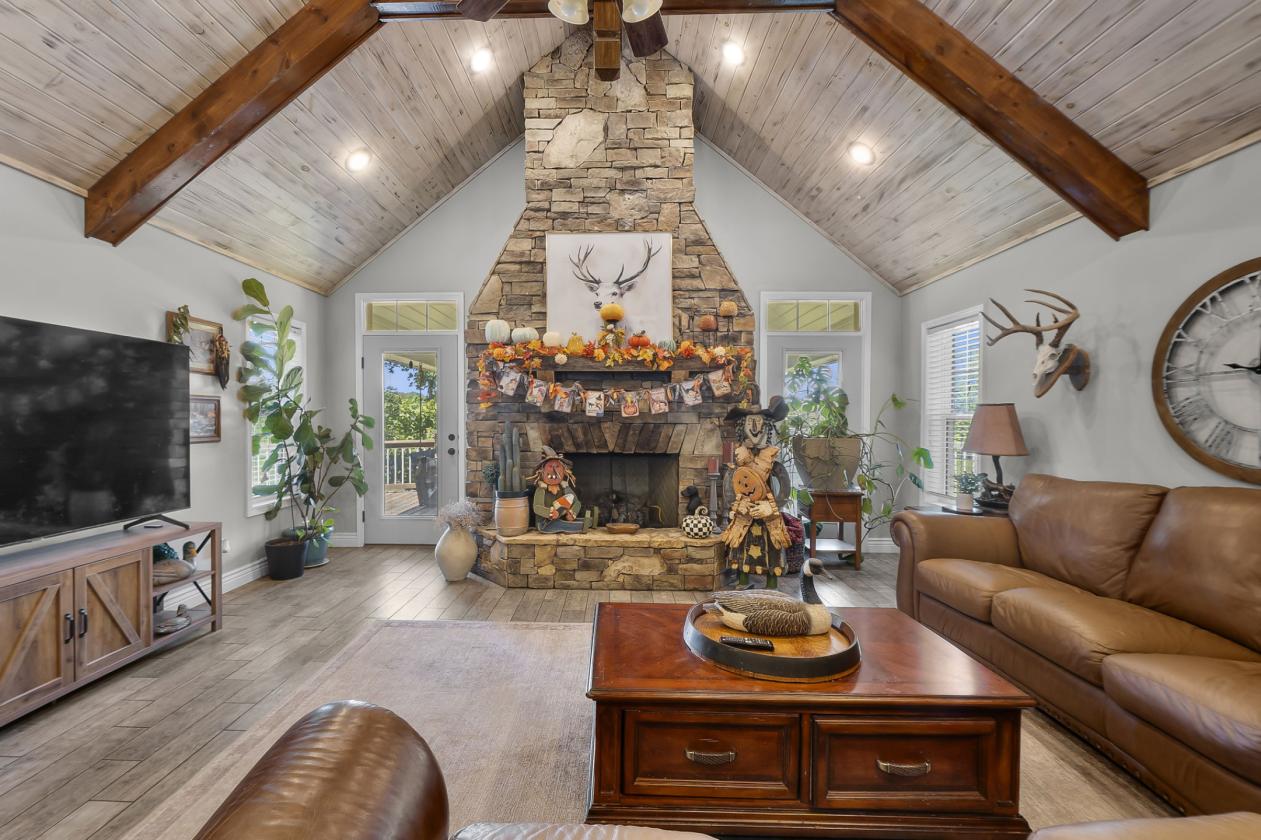 31 Acres, 5-Stall Barn & Luxury Home - photo 23
