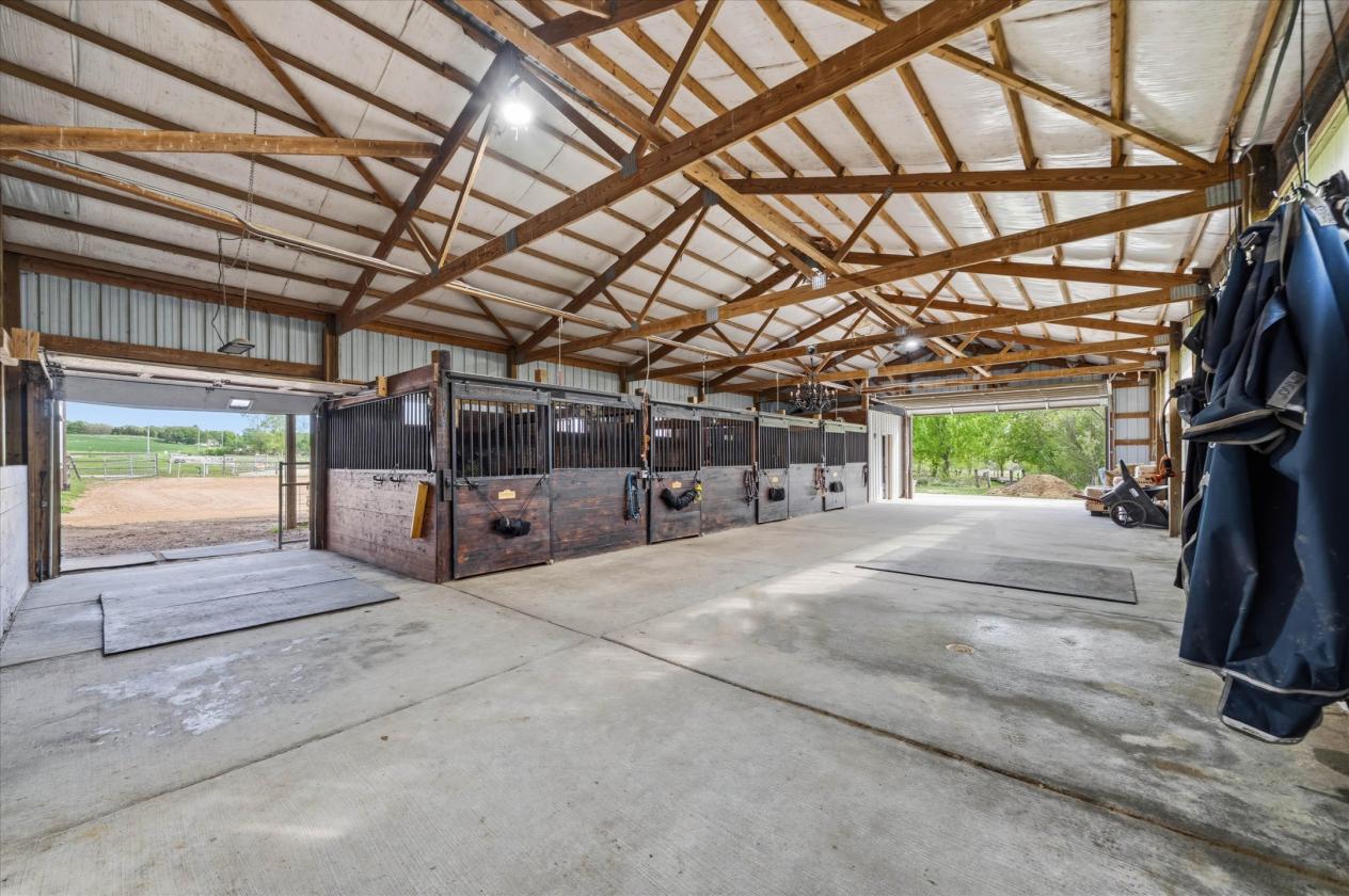 Luxury Equestrian Estate w/ Indoor & New Outdoor - photo 17