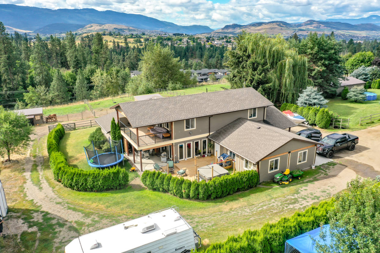 Horse Farm with 2 Homes Vernon, North Okanagan County, British