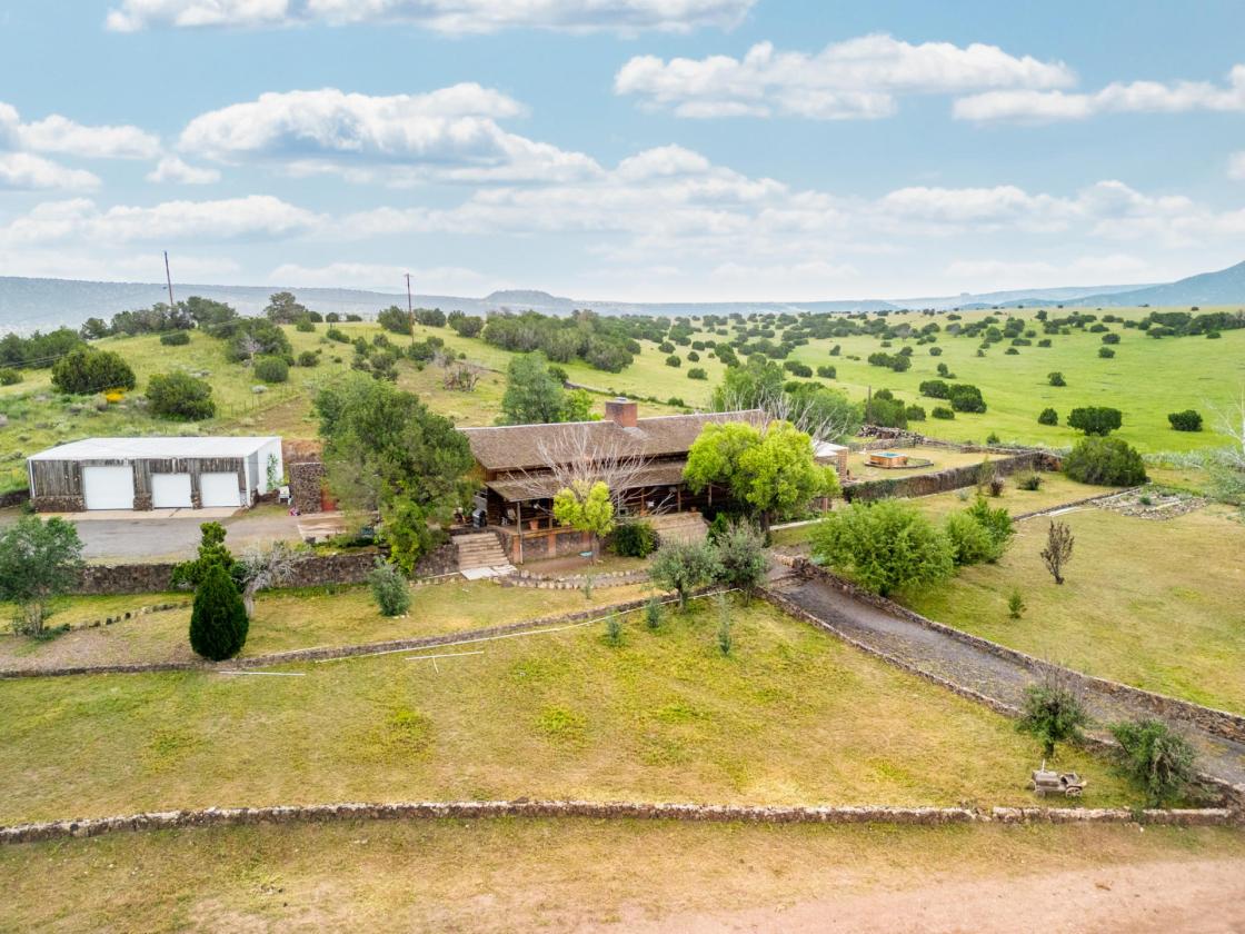 Gorgeous Home,Huge Shop, Perfect Horse Property - photo 2