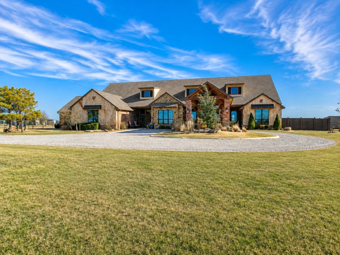 Rustic Elegance Meets Ultimate Equestrian Retreat - photo 1