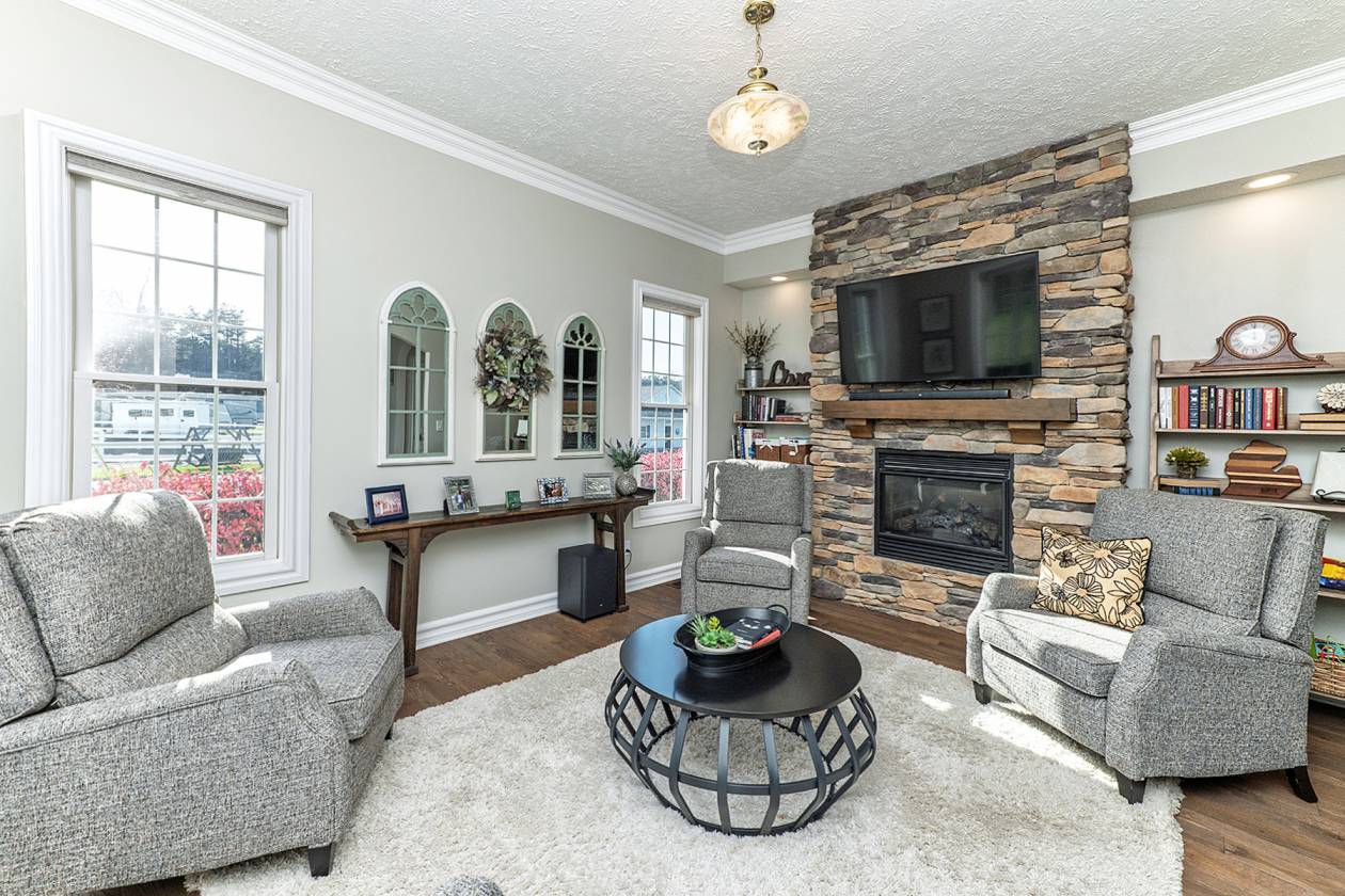Modern Equestrian w/Indoor & Outdoor Riding Arenas - photo 7