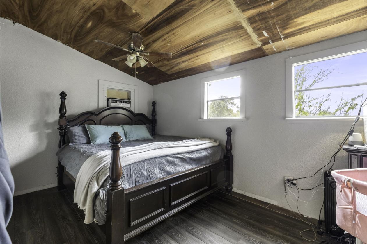 Beautiful home on 5 acres + Guest House - photo 27