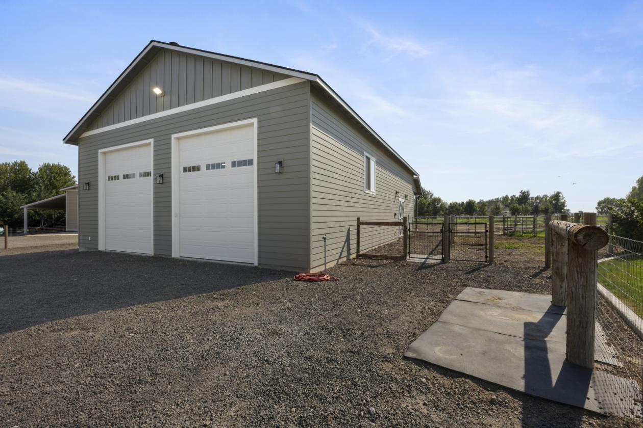 Custom Home on 3.49 Acres With Shop - photo 23