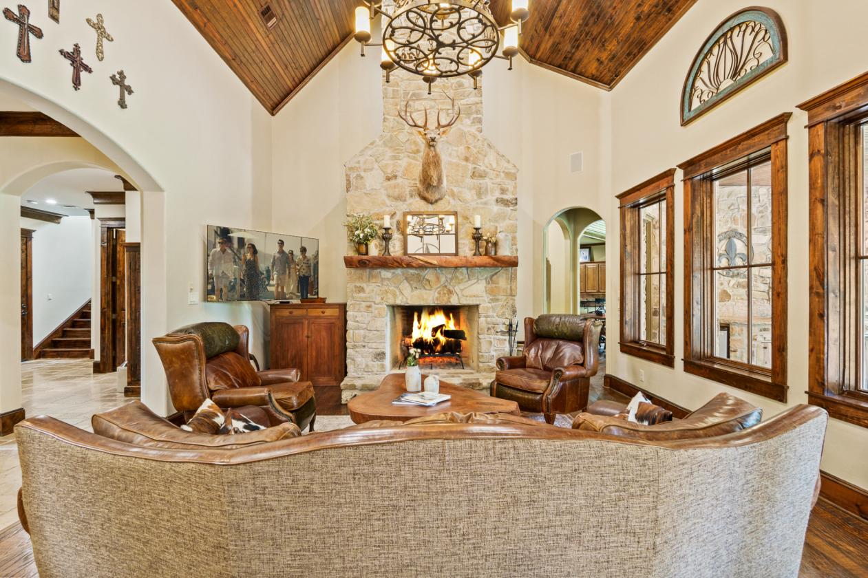 Extraordinary Estate on 7.8 Acres, 6-Stall Barn, & Dressage Arena - photo 17