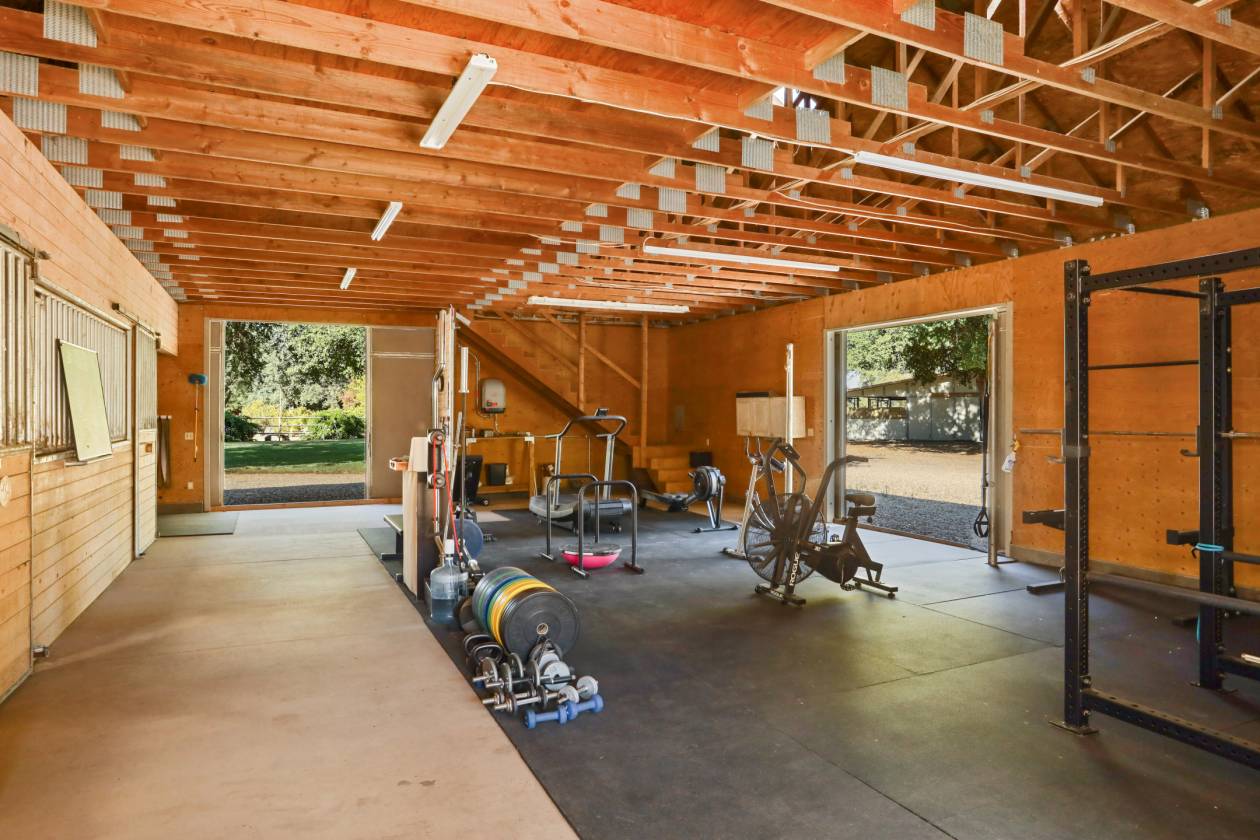 Estate with 7 pastures, 2 homes, lake, Vineyard - photo 18
