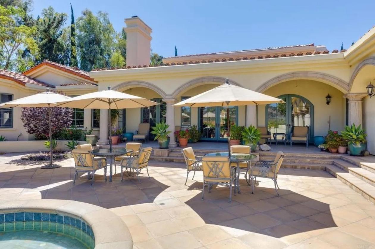 Italian Villa in Prestigious Equestrian Community - photo 8