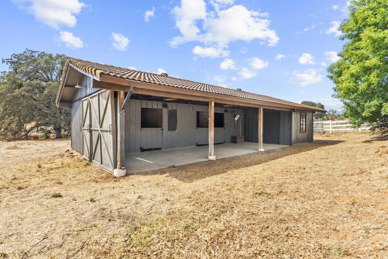 10-Acre Ranch in Equestrian Community - photo 6