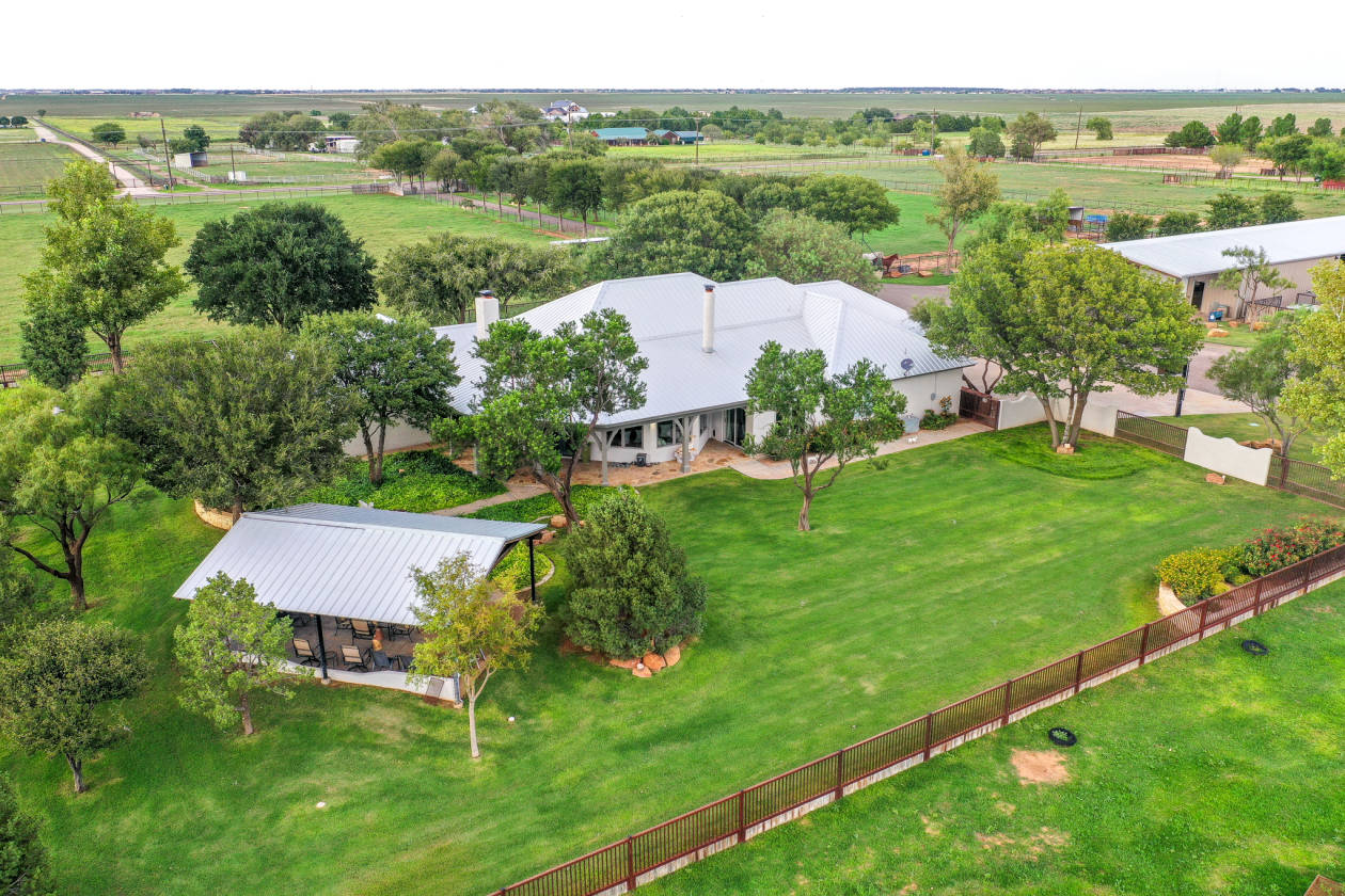 Stunning Horse Property in Lubbock County on 17 acres with