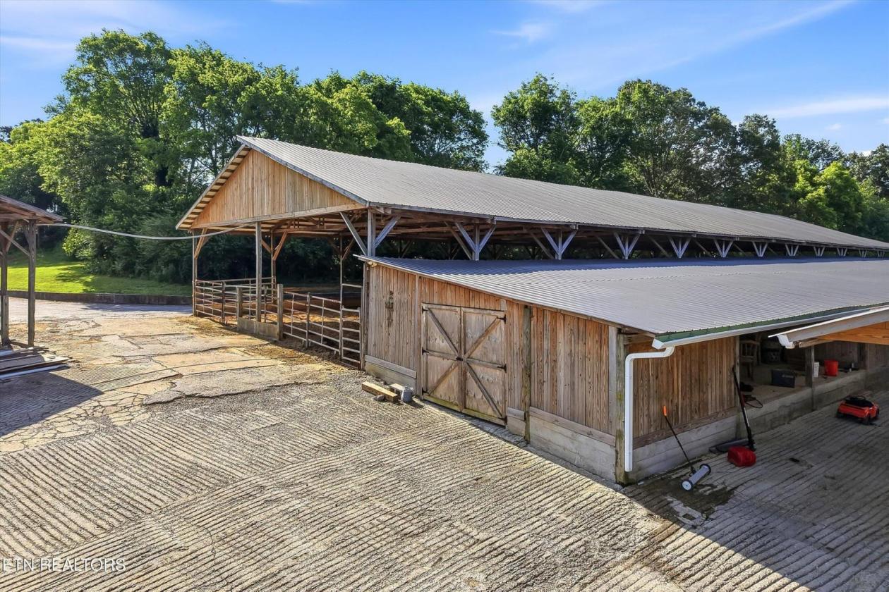 Exceptional horse ranch on 52 acres - photo 20