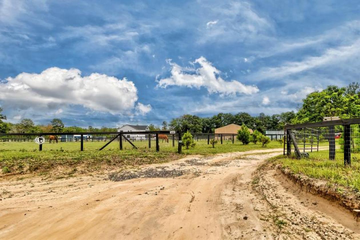 32.84 ACRES. EQUESTRIAN FACILITIES. - photo 10