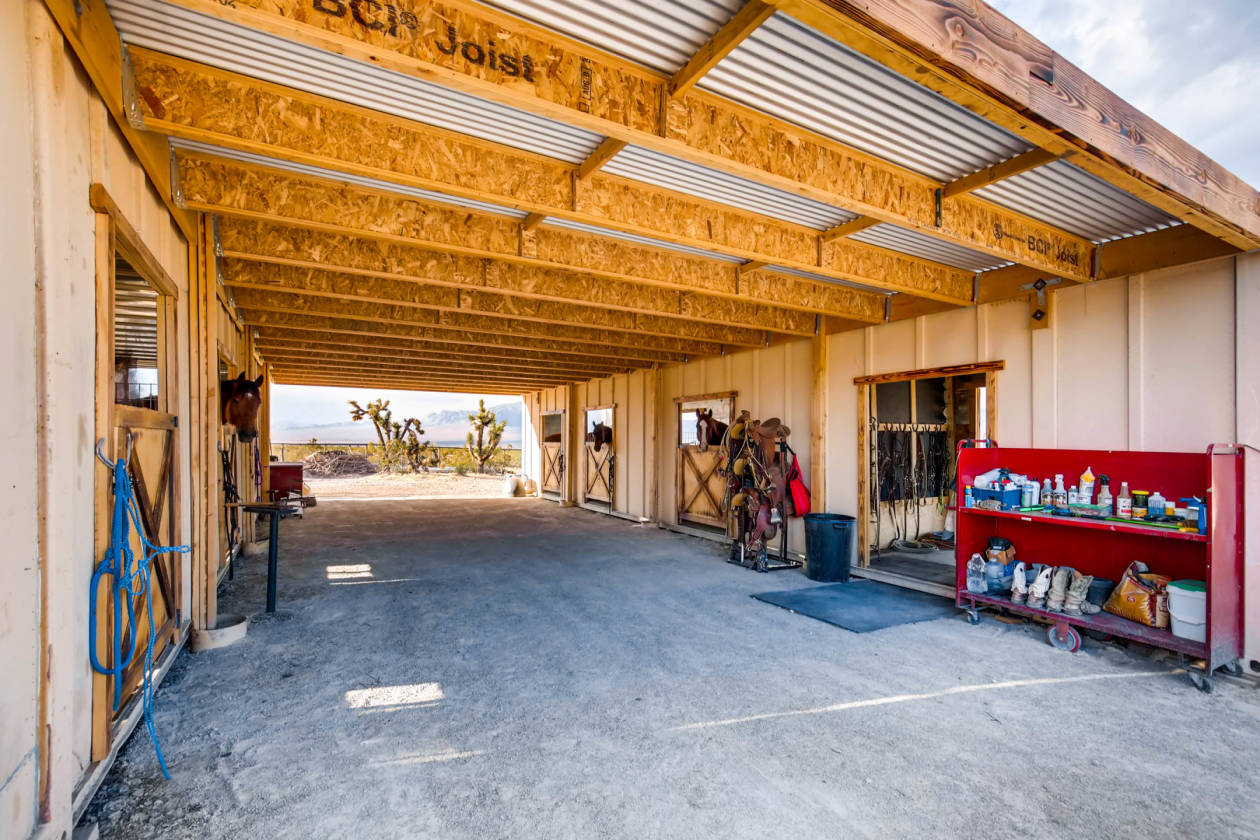 CUSTOM HORSE PROPERTY ON 4.15 ACRES WITH NEW ROPING ARENA,UNPARALLELED