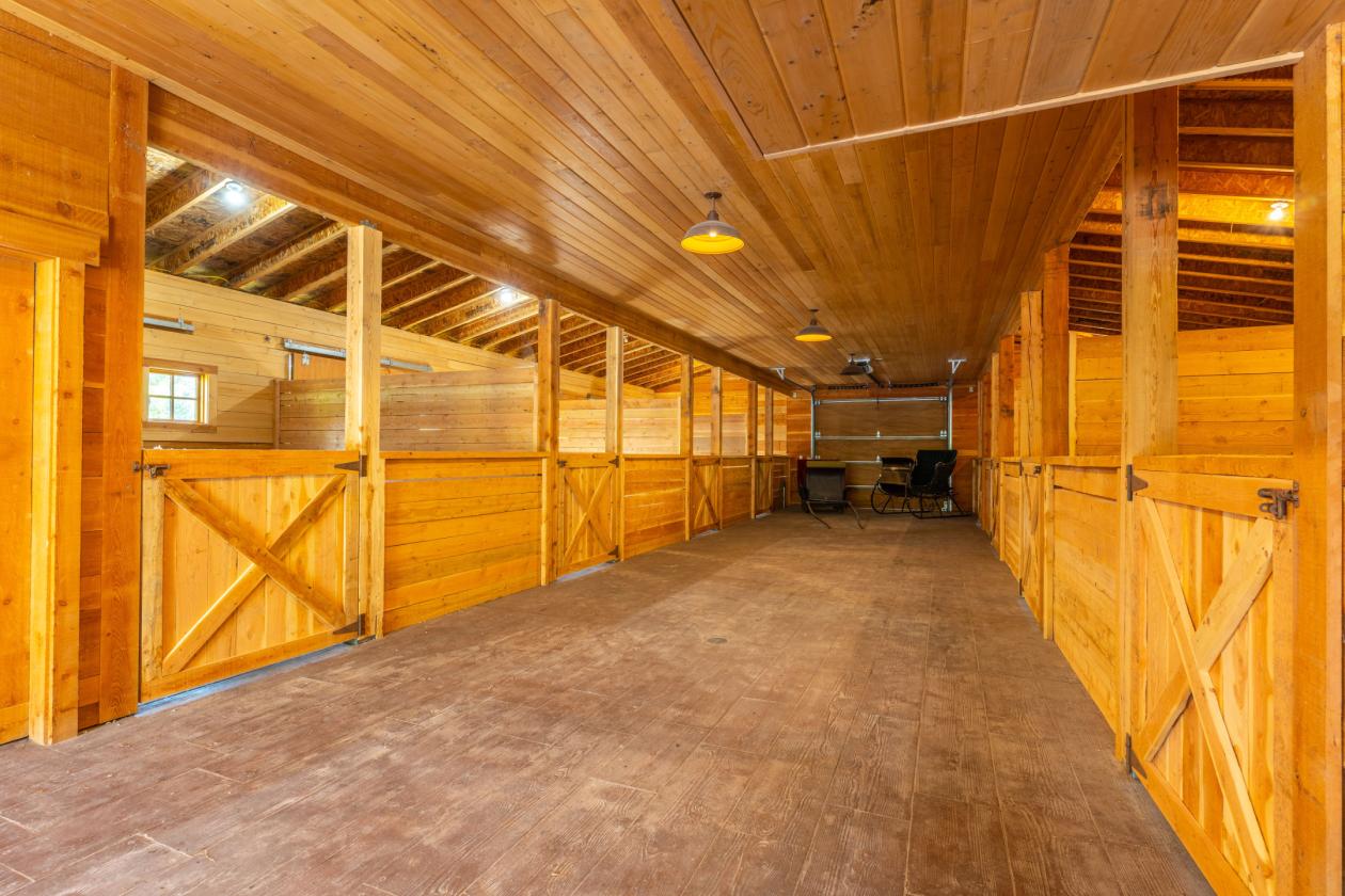 Luxury living & equestrian amenities! - photo 4