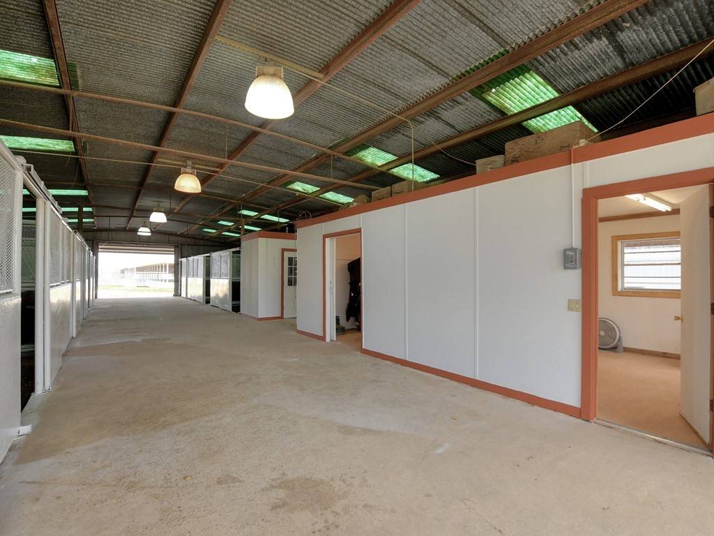 Working Equestrian Estate with Arenas and Stables Elgin, Bastrop
