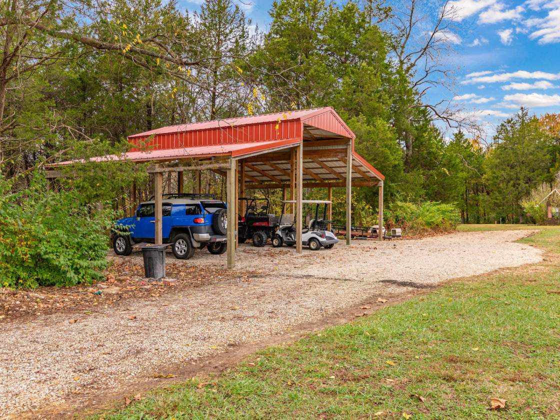 Home on 16 acres with River Frontage Guest home... Bonne