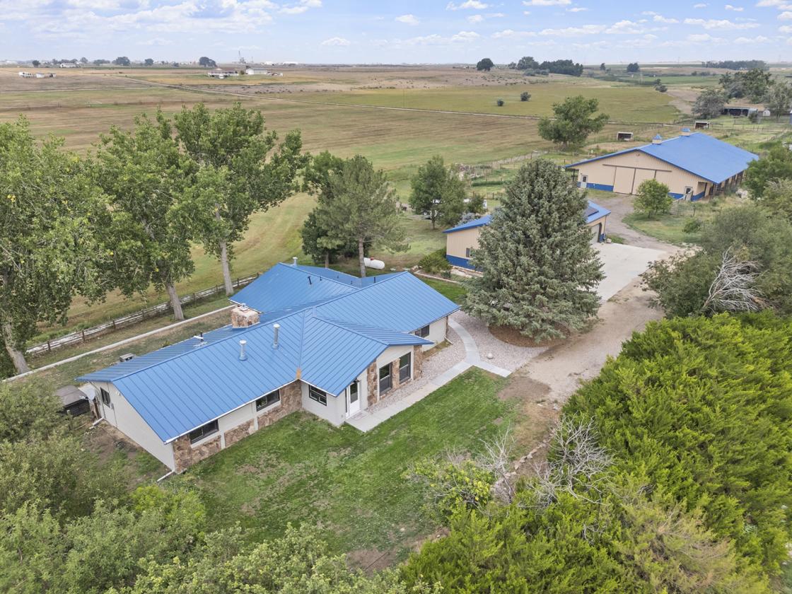Stunning luxury 40 acre ranch w/water, barn + more - photo 8