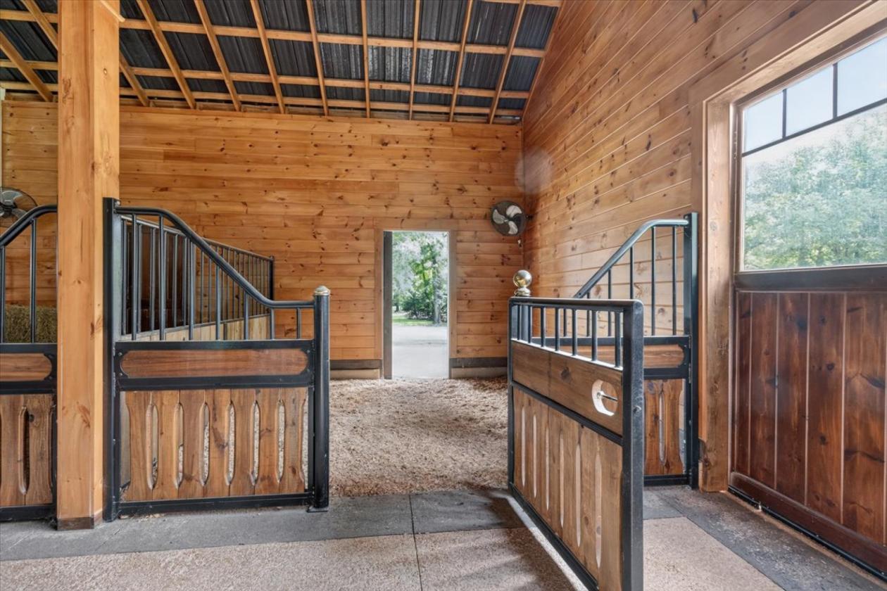 Luxury equestrian estate with 2 guest quarters - photo 7