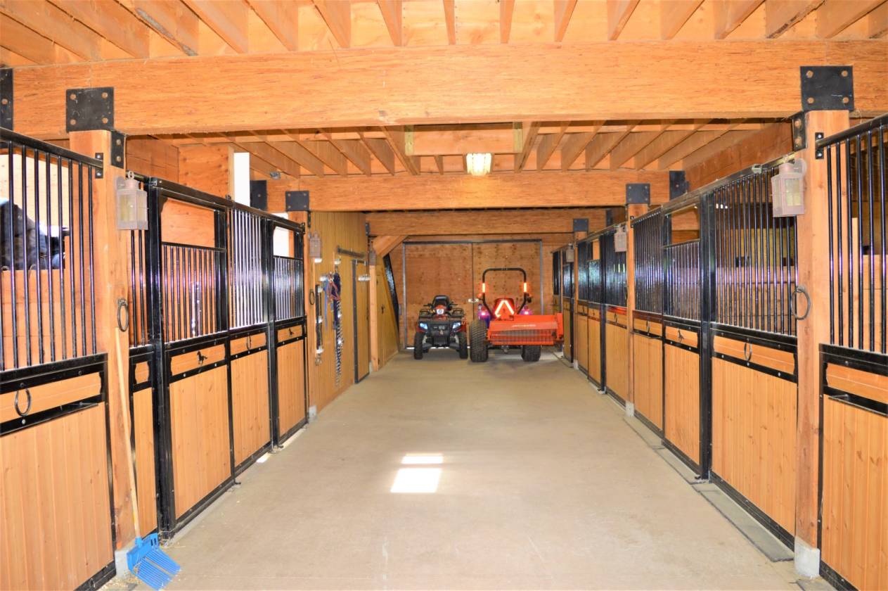 LIMESTONE MOUNTAIN RANCH HORSES, CATTLE, RECREATION Big Lake Ranch