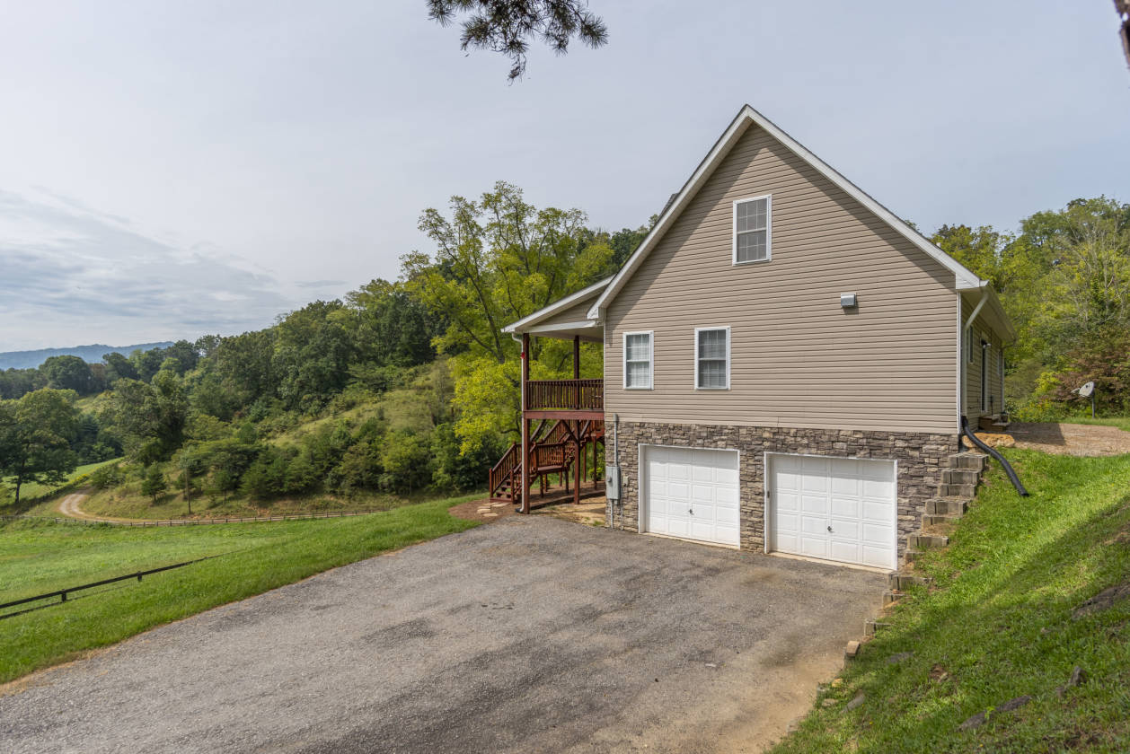 Private 26 acre equestrian retreat with breathtaking mountain views