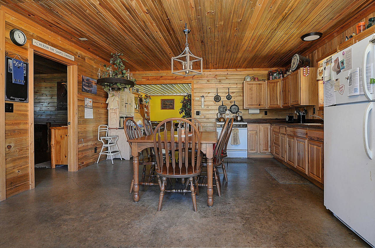 85+ ACRE RANCH ON THE VALLEY FLOOR WITH HOME AND... Westcliffe