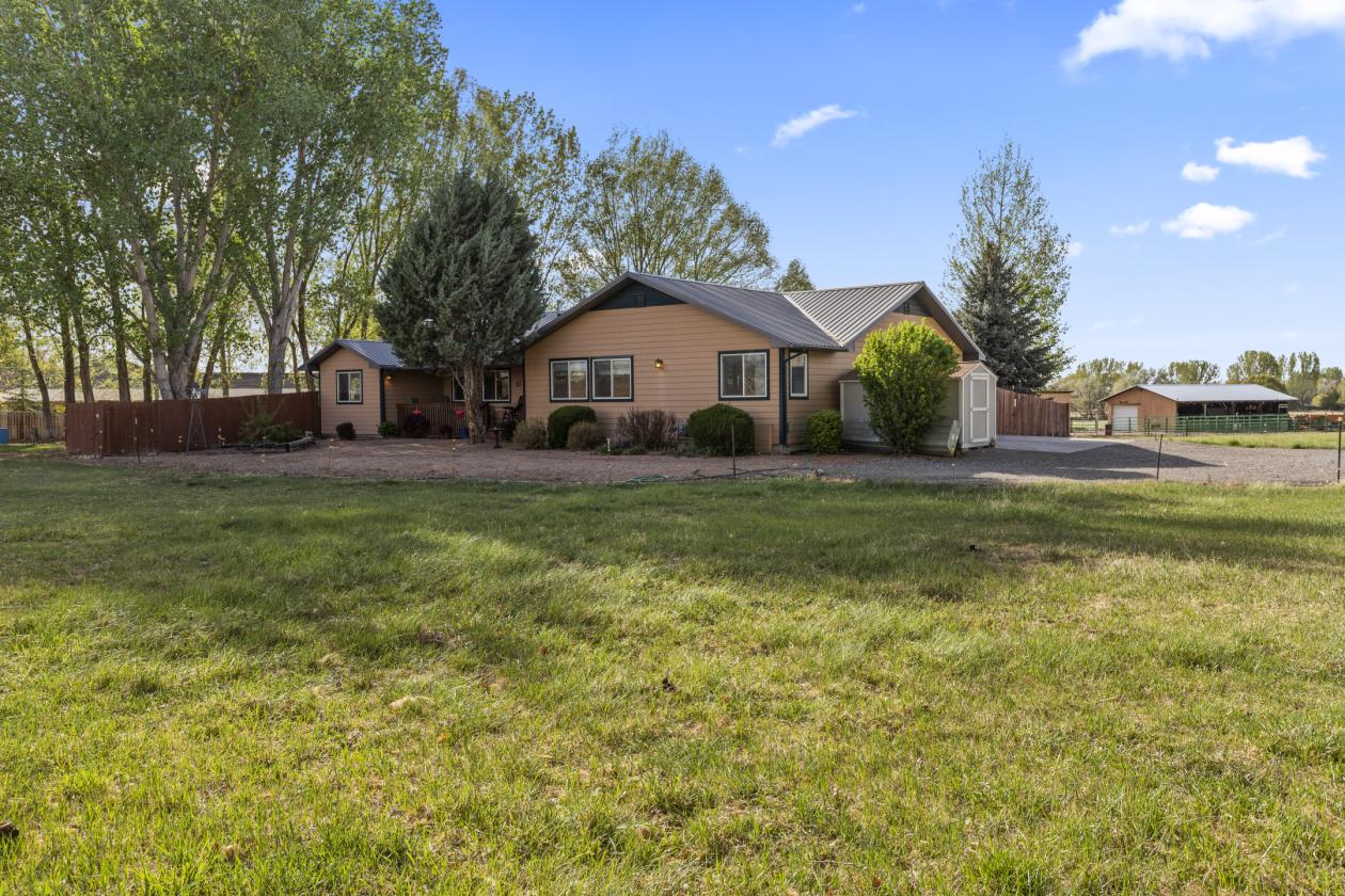 Beautiful Spring Creek Mesa Equestrian farm! - photo 8