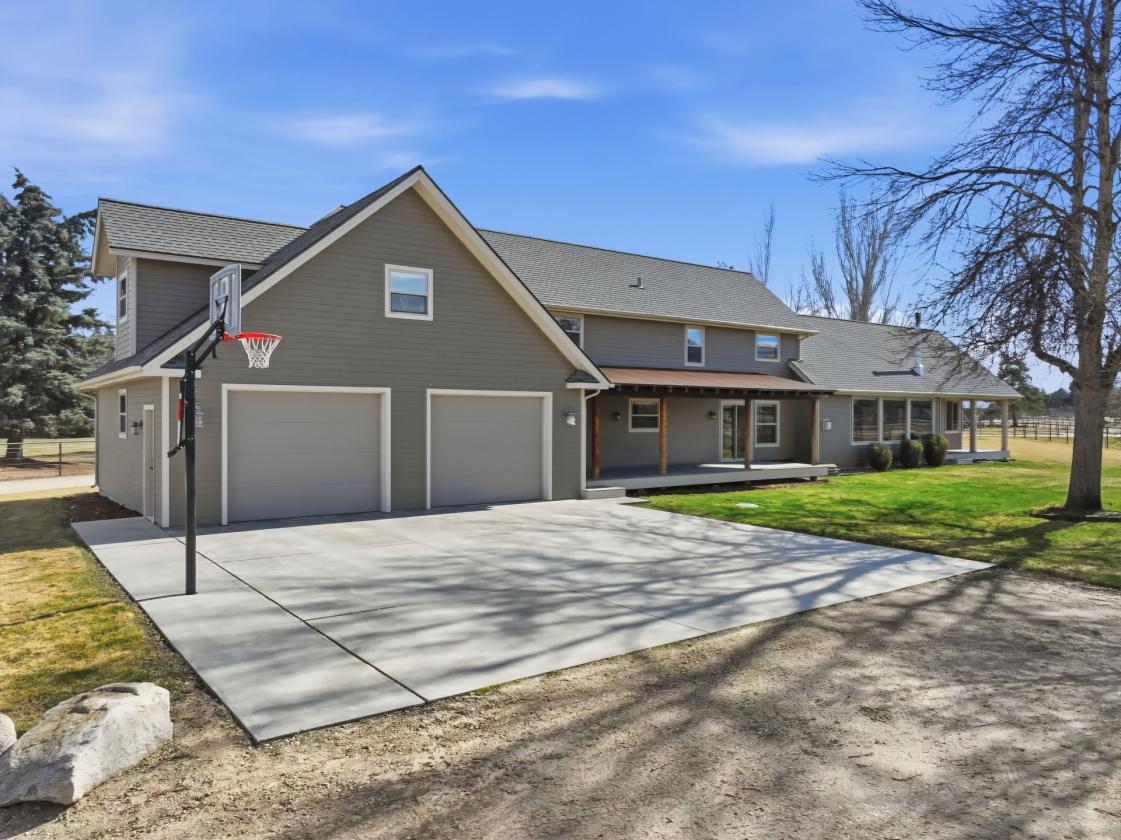 Custom Home with Endless Mountain Views - photo 2