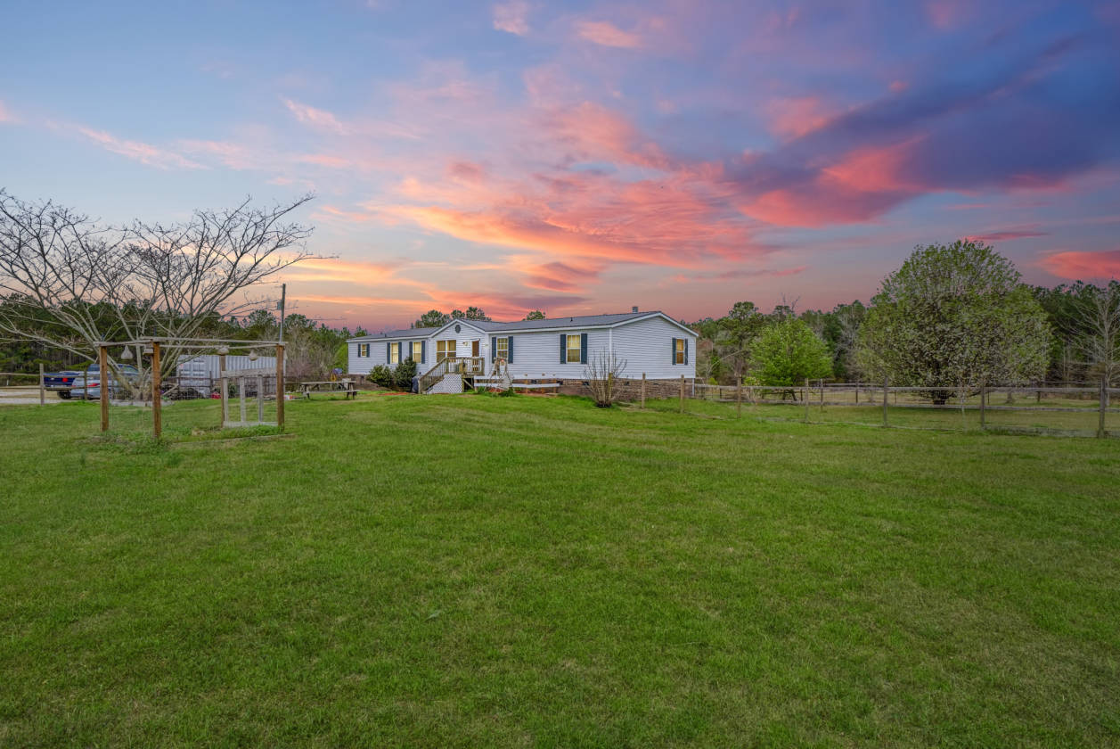Over 25 ACRE Horse Farm in Eastern NC! Two 11Stall... Richlands