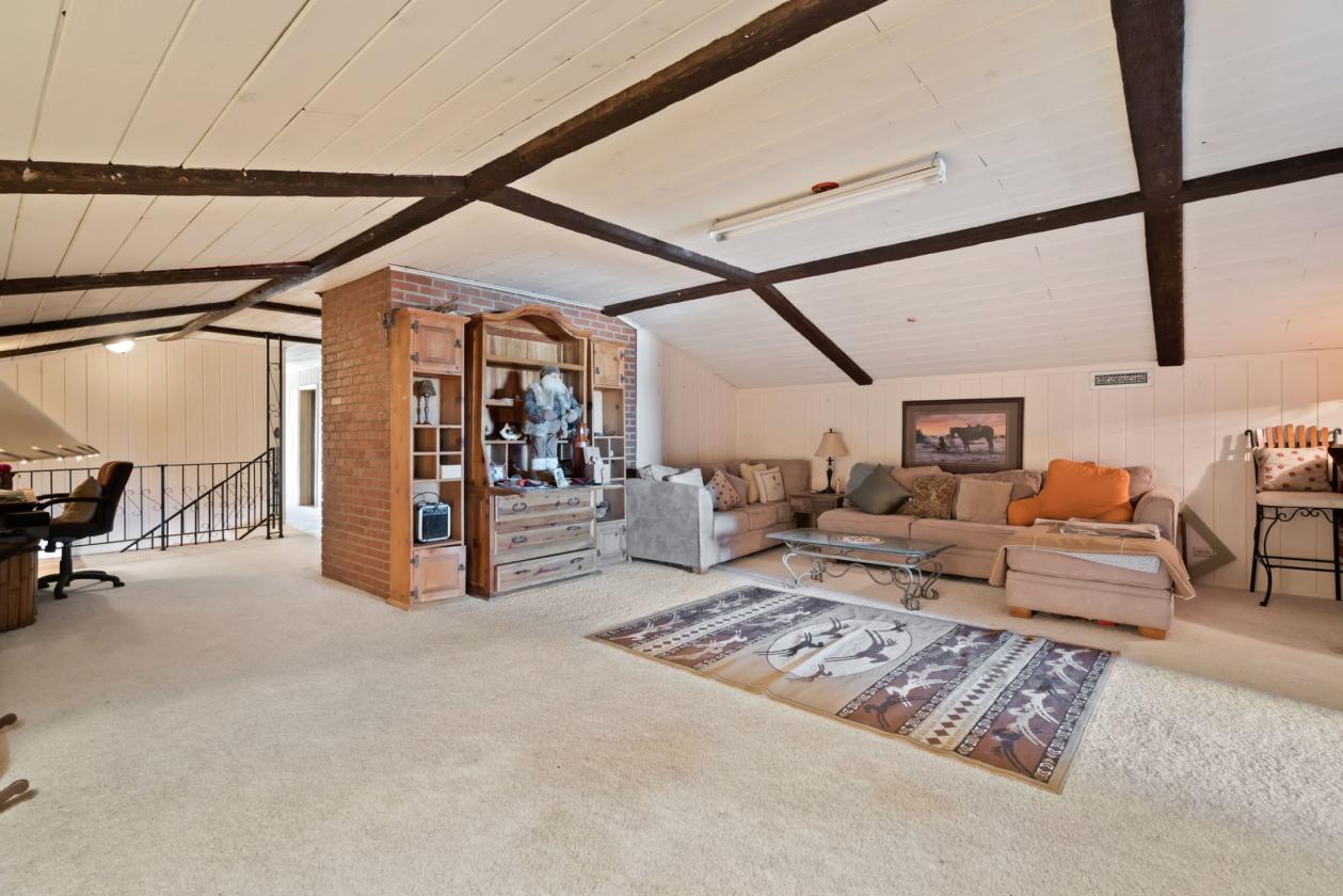 Gorgeous Home,Huge Shop, Perfect Horse Property - photo 26