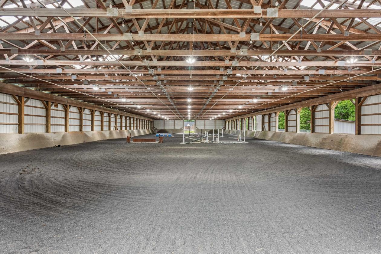 Cedar Valley Farms Indoor arena, 37 stalls, 40 acres - photo 6